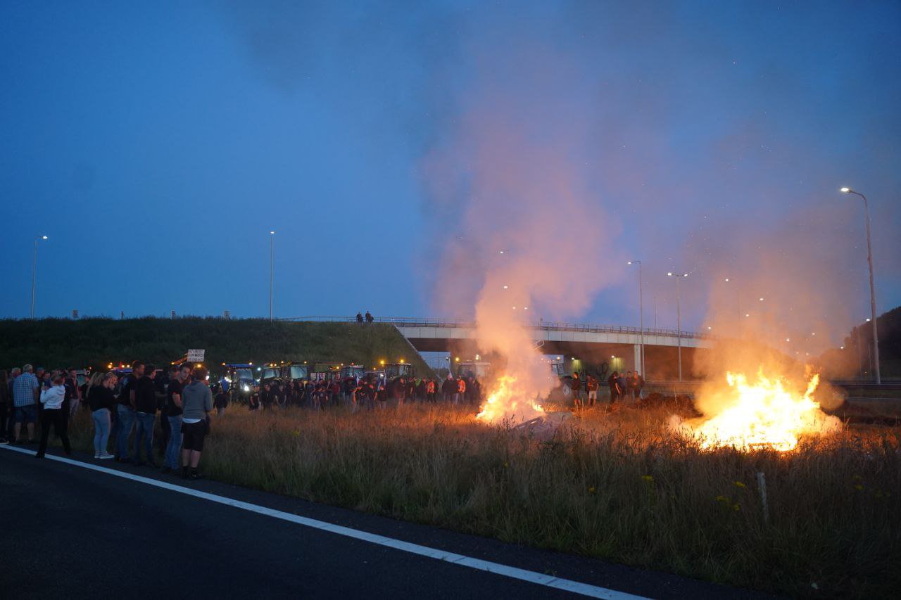 Boeren stichten meerdere branden op de A50