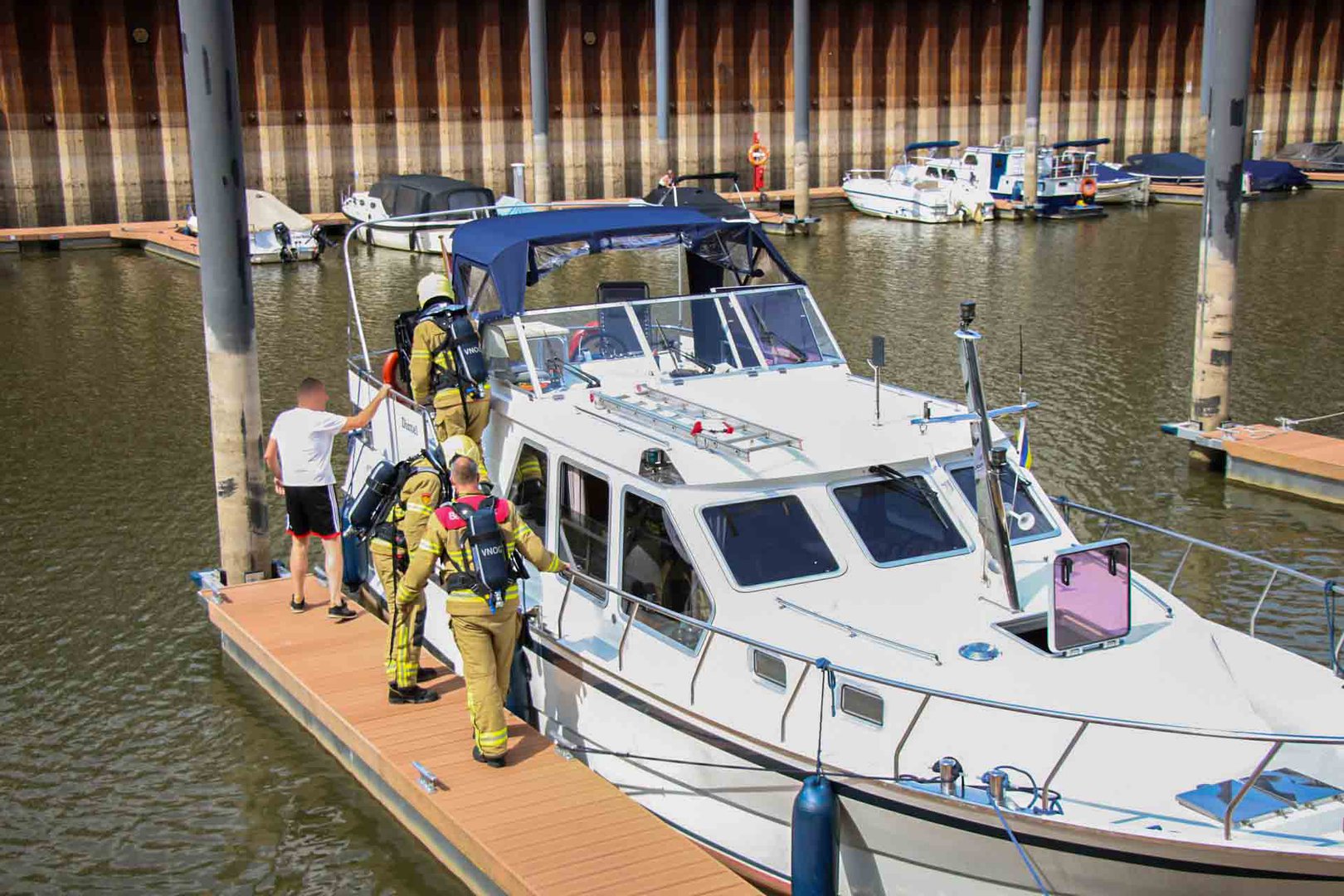 Brandweer rukt uit voor smeulbrand op boot