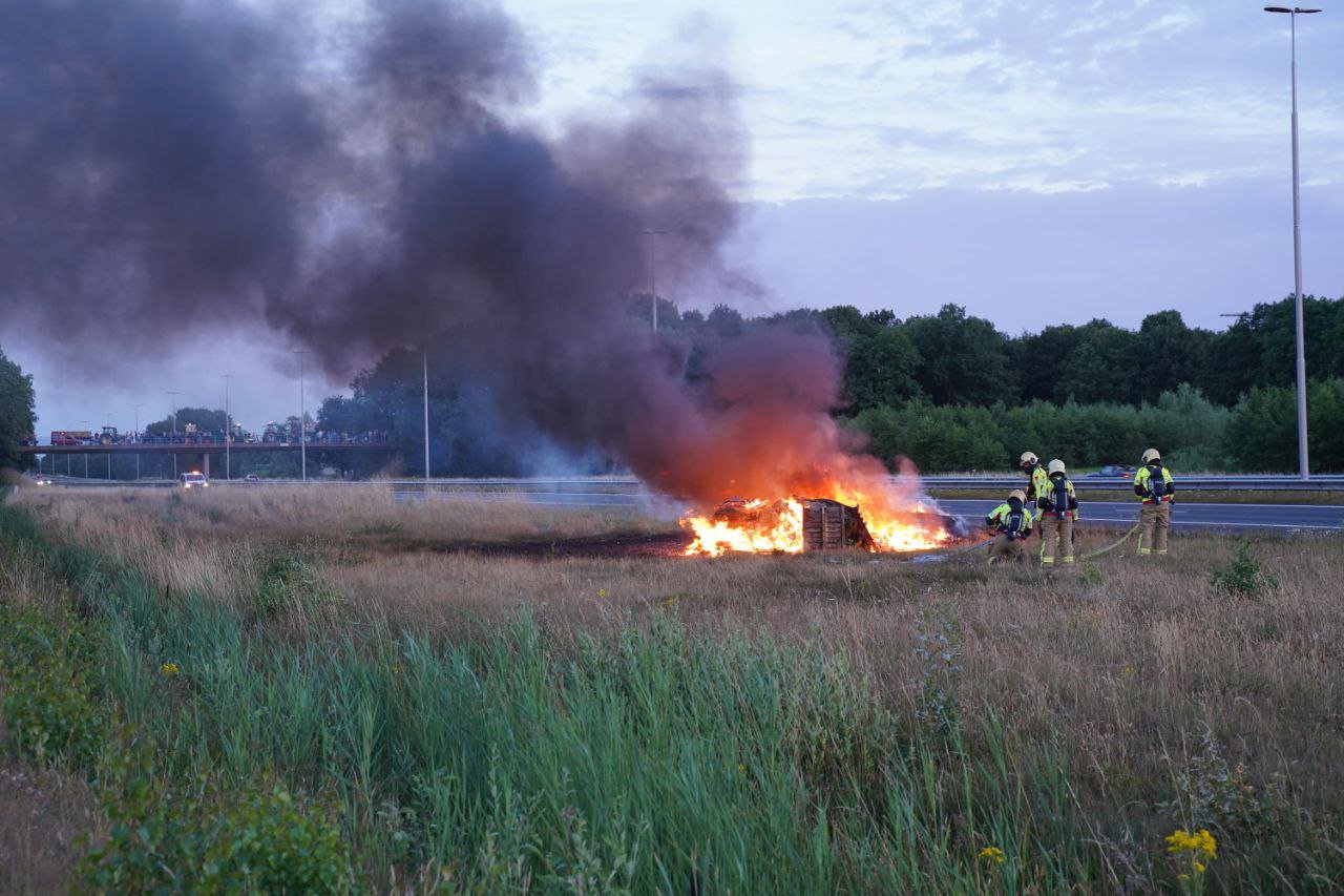 Hooibalen in brand langs de A50 bij Apeldoorn