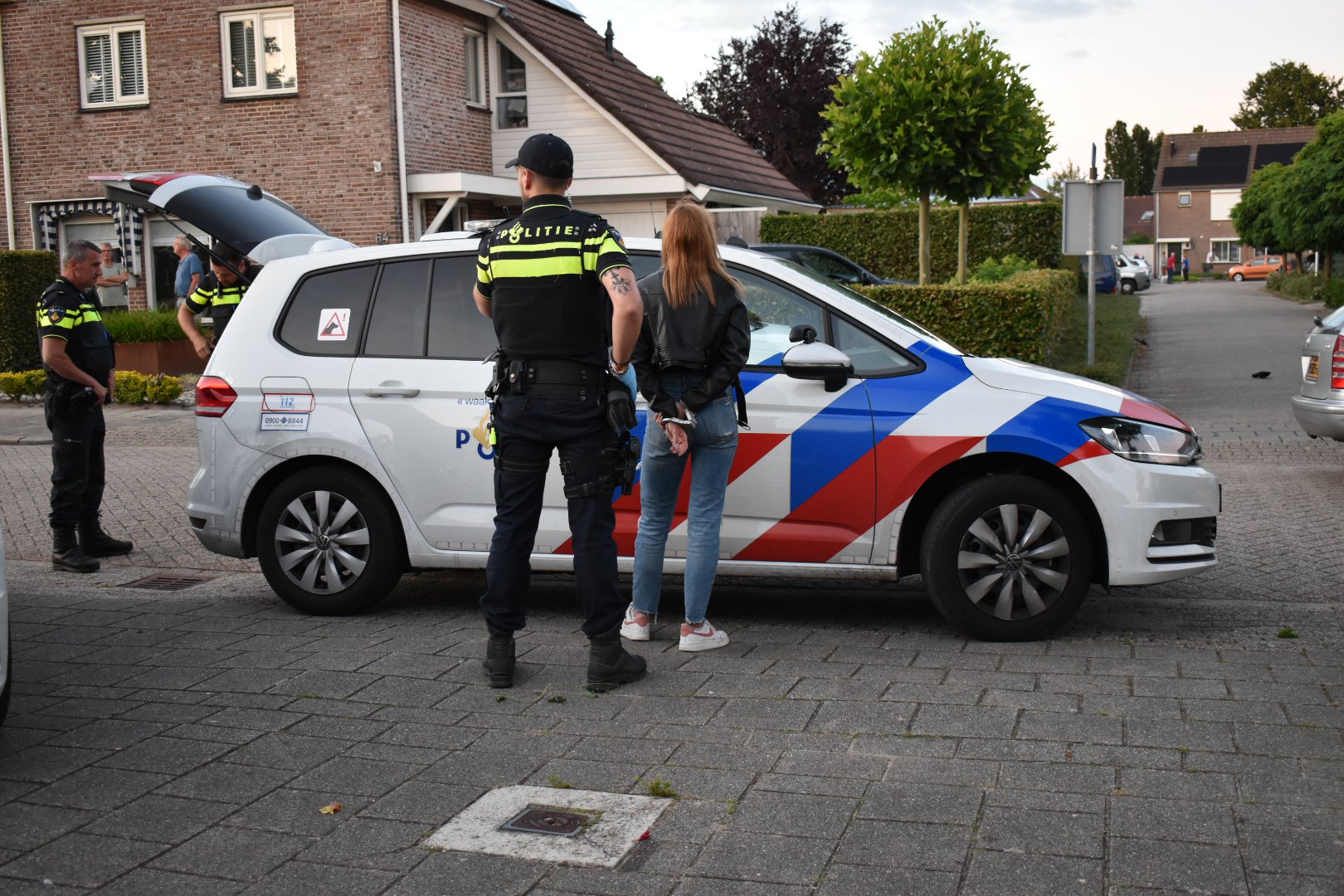 Politieauto crasht bij achtervolging gestolen voertuig, twee personen aangehouden