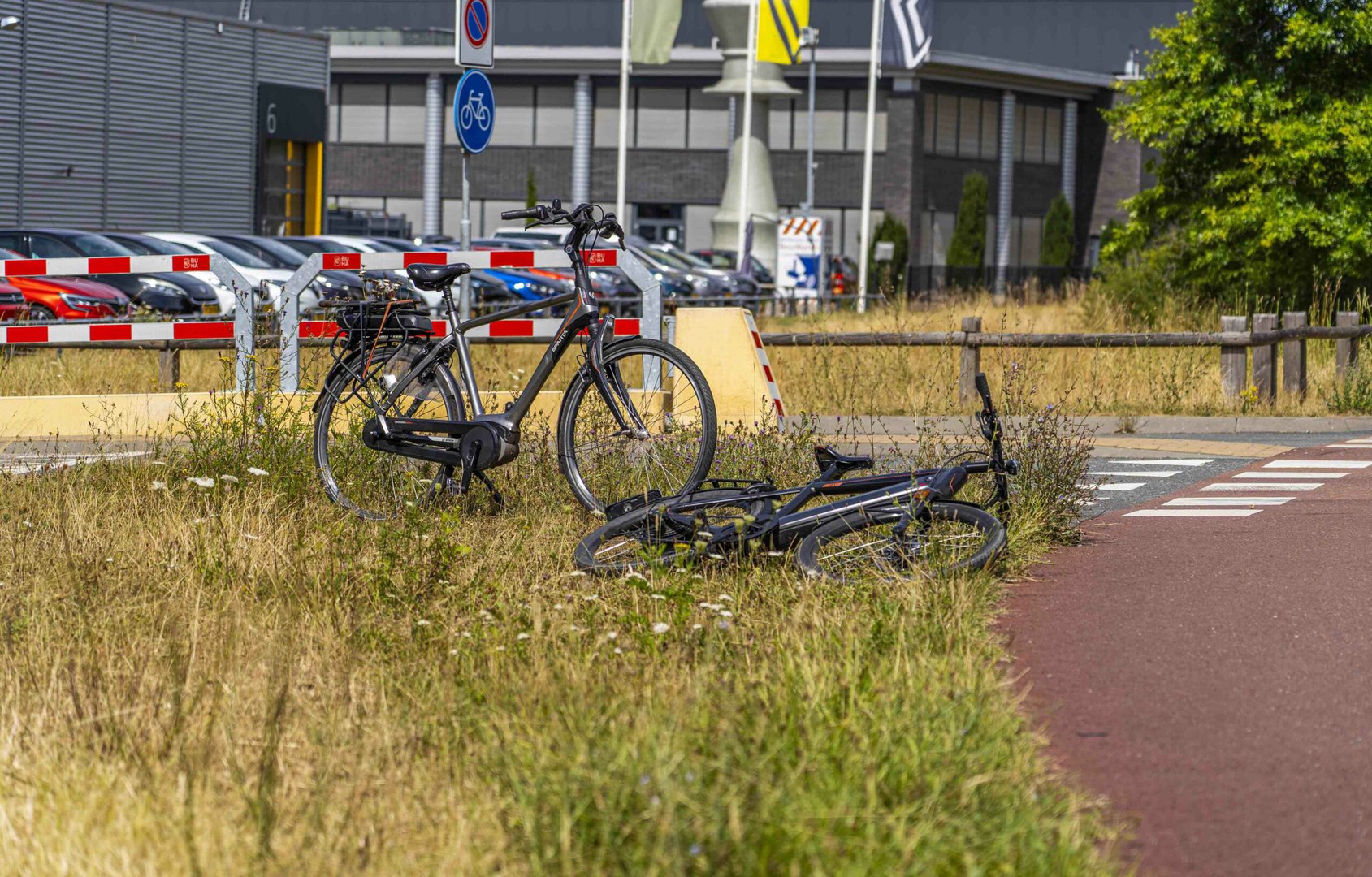 Fietser geschept op rotonde en raakt zwaargewond