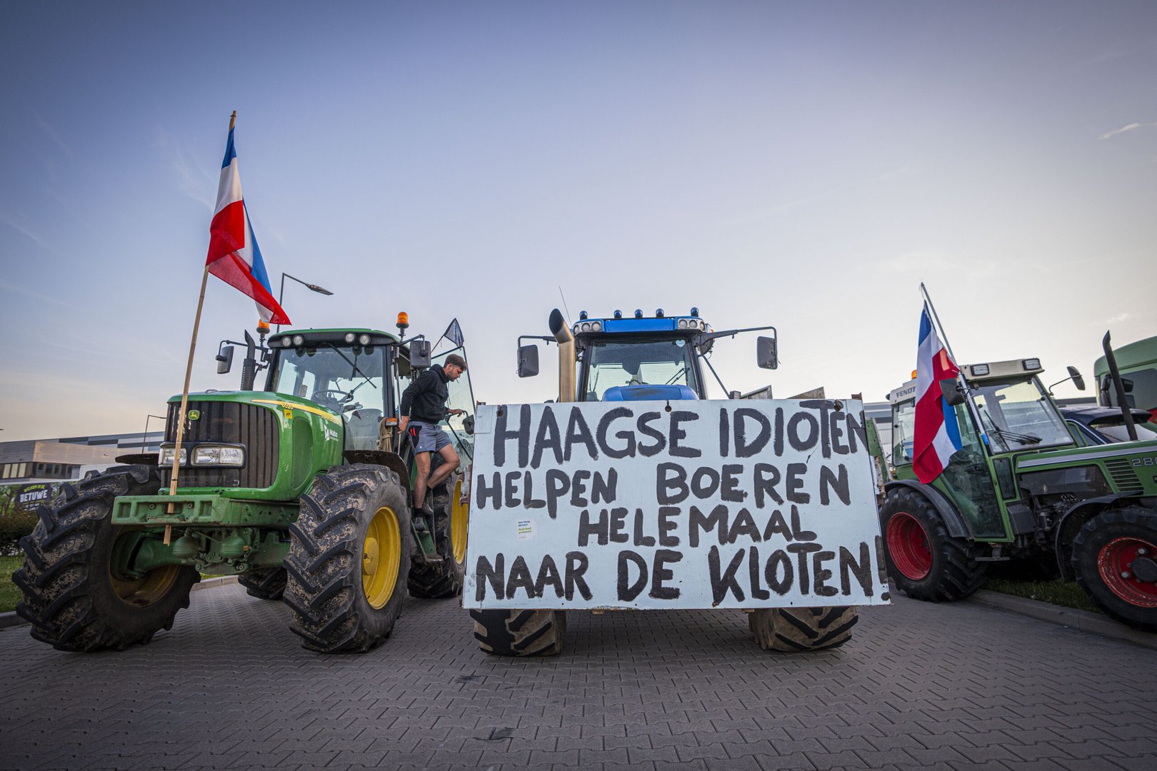 (fotoserie) Boeren bezetten distributiecentrum in Oosterhout (Gld)