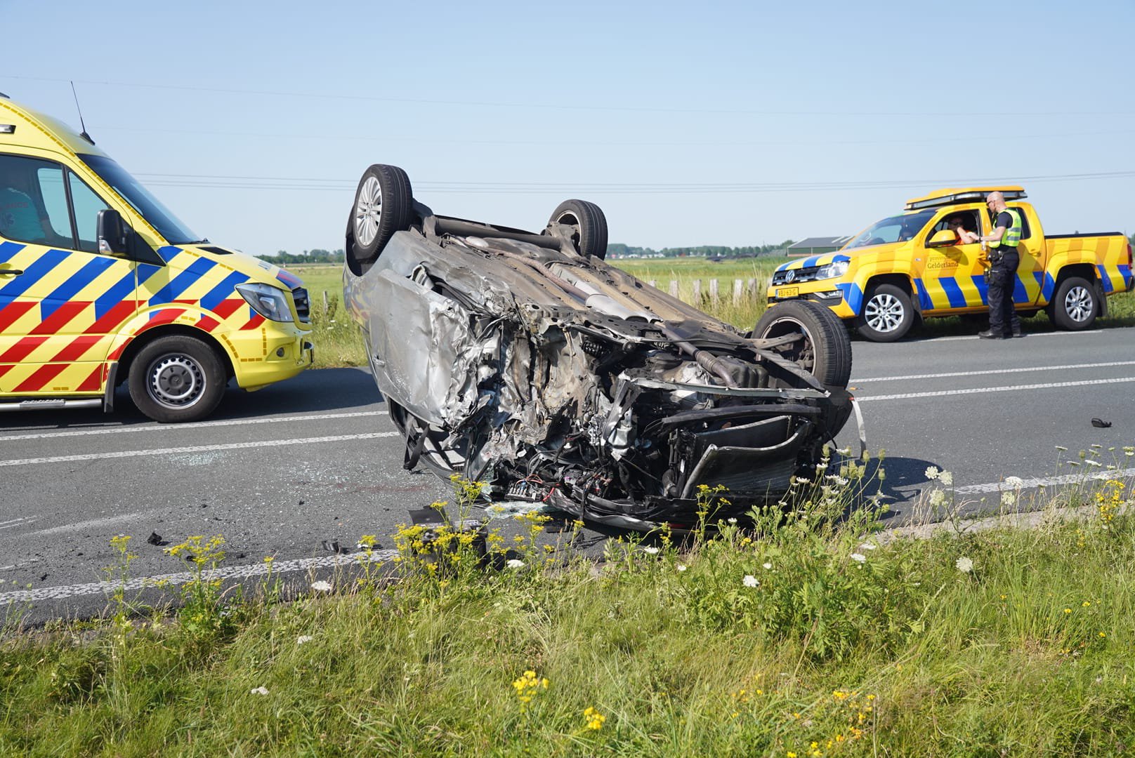 Personenauto belandt op de kop na aanrijding met vrachtwagen