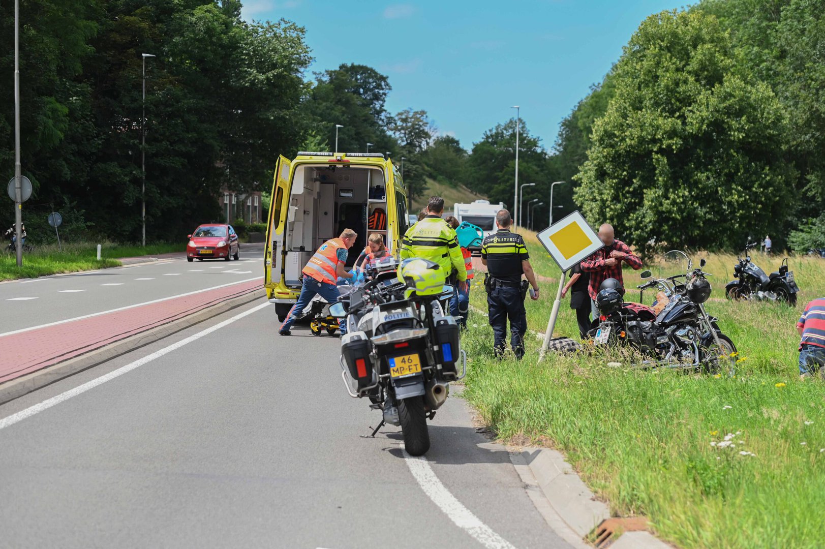 Motorrijder glijdt over straat en raakt gewond bij ongeval