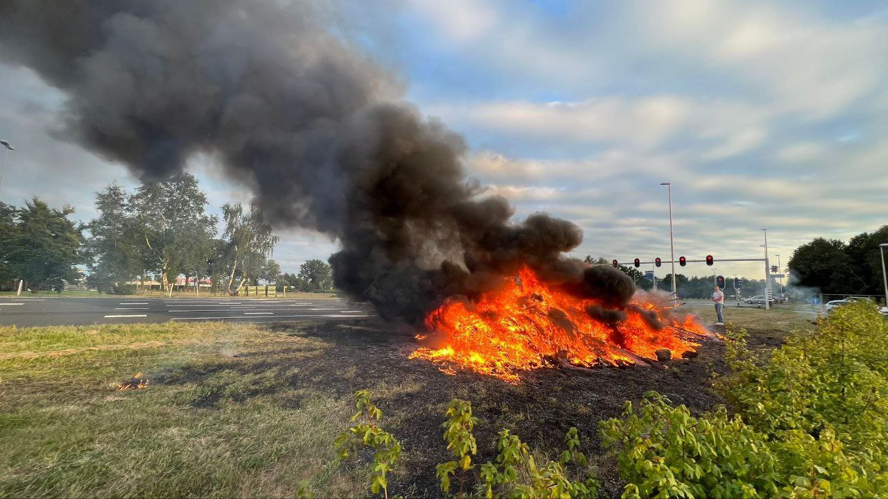 Zwarte rookwolken bij brand langs N18