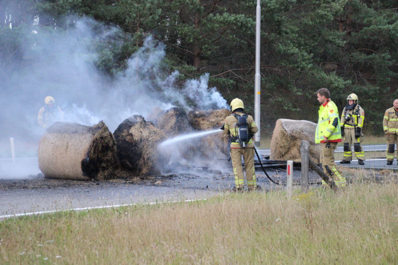 Oprit van snelweg A1 geblokkeerd door brandende hooibalen