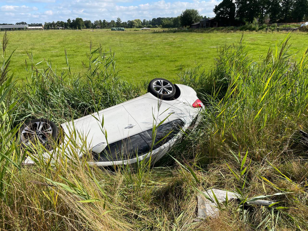 Auto belandt op de kop in sloot nadat bestuurder in slaap valt achter het stuur