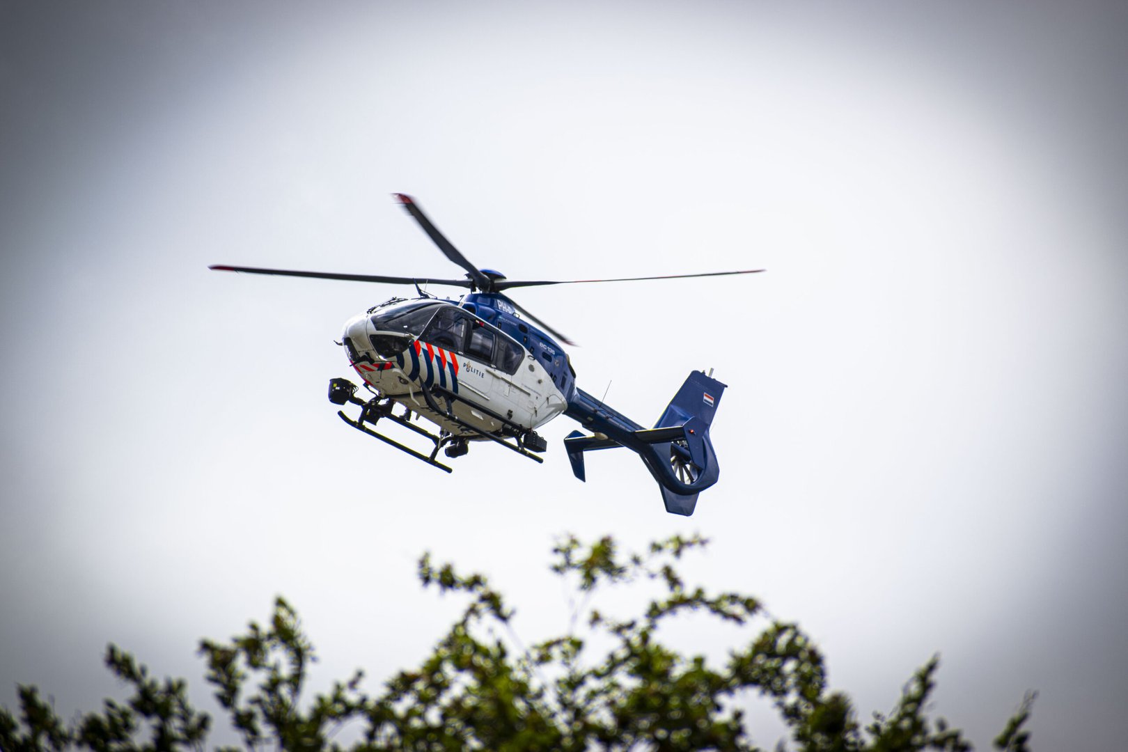 Man (34) uit Lochem vermist na festival, politie zoekt met sonarboot en helikopter