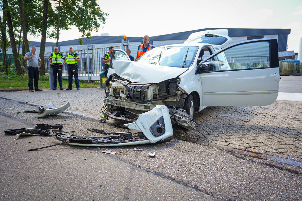 Ongeval tussen auto en vrachtwagen in Beuningen