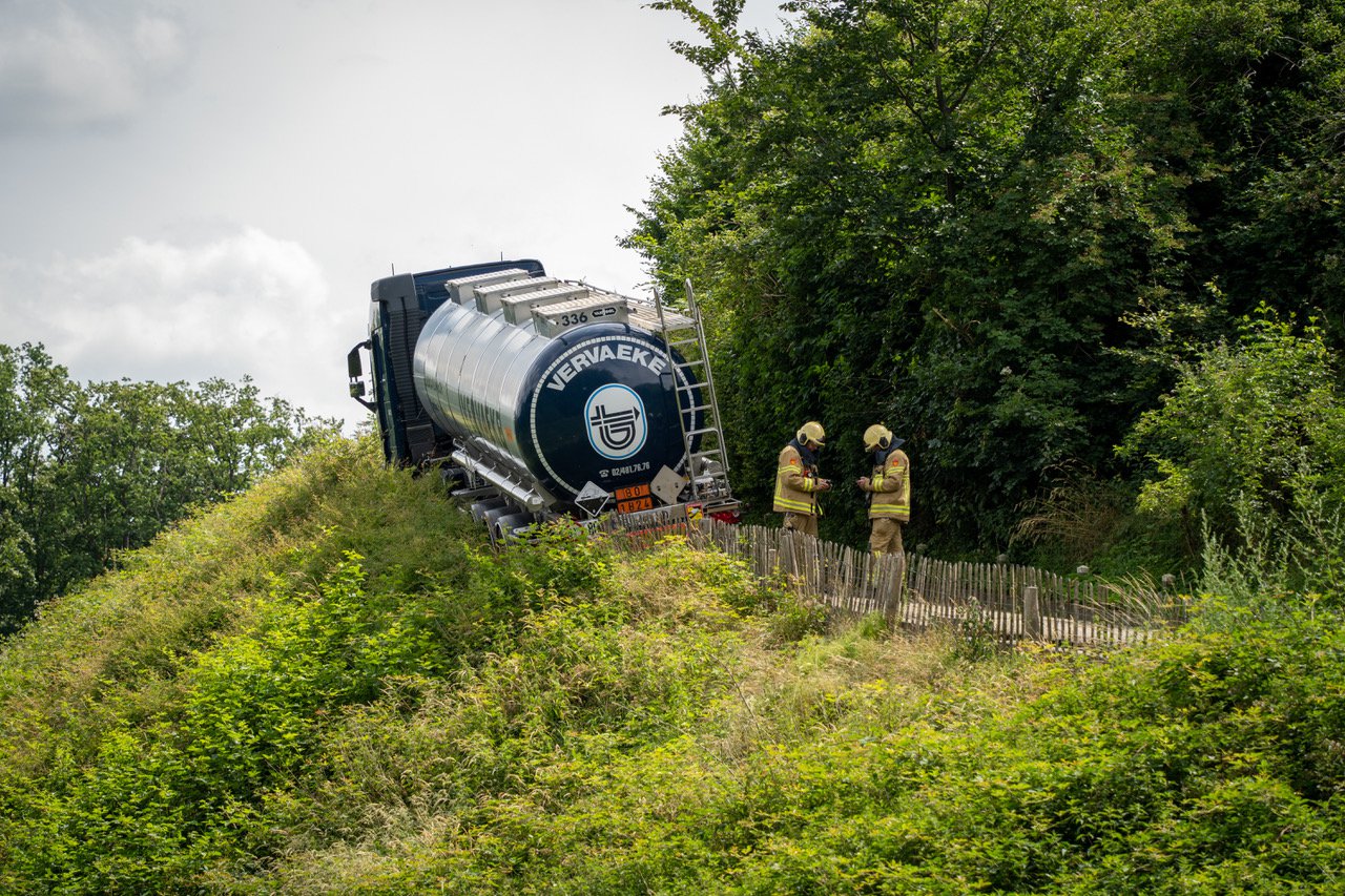 Vrachtwagen met bijtende stof dreigt te kantelen in Zeddam