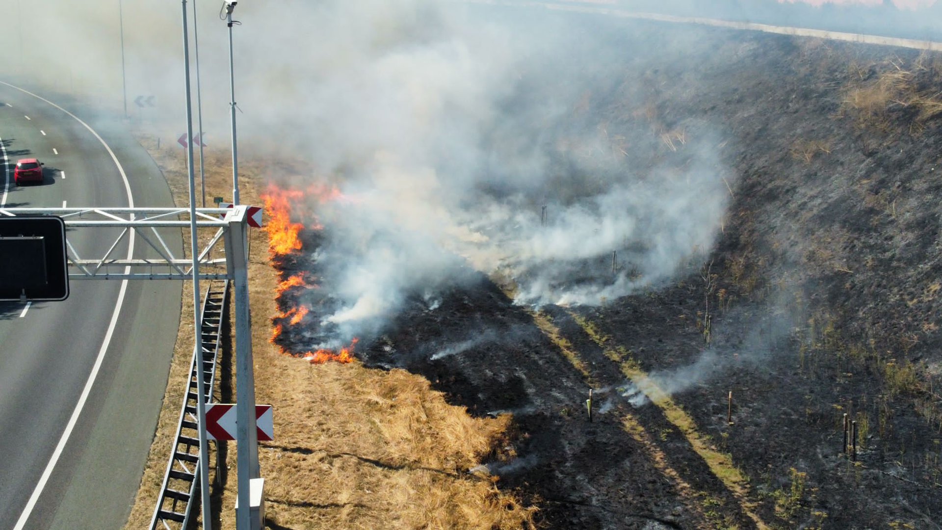 Grote bermbrand langs de A73 bij Beuningen