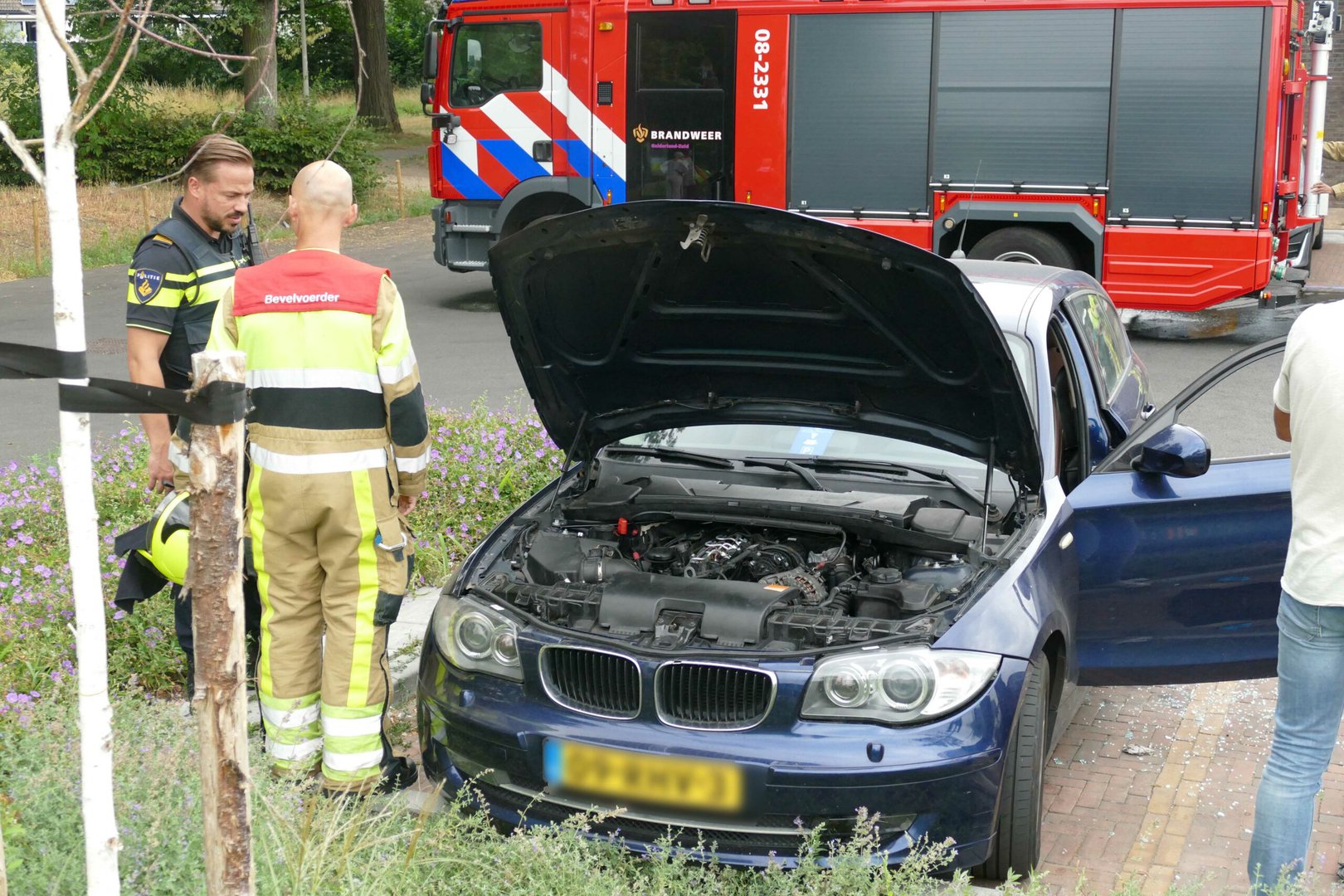 Hondje uit rokende auto gehaald