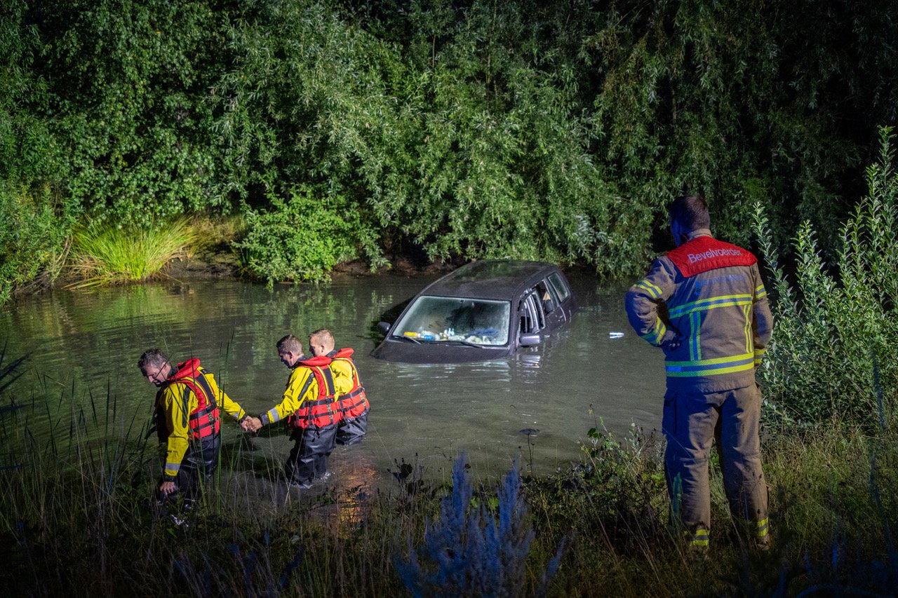 Auto aangetroffen in het water, bestuurder spoorloos