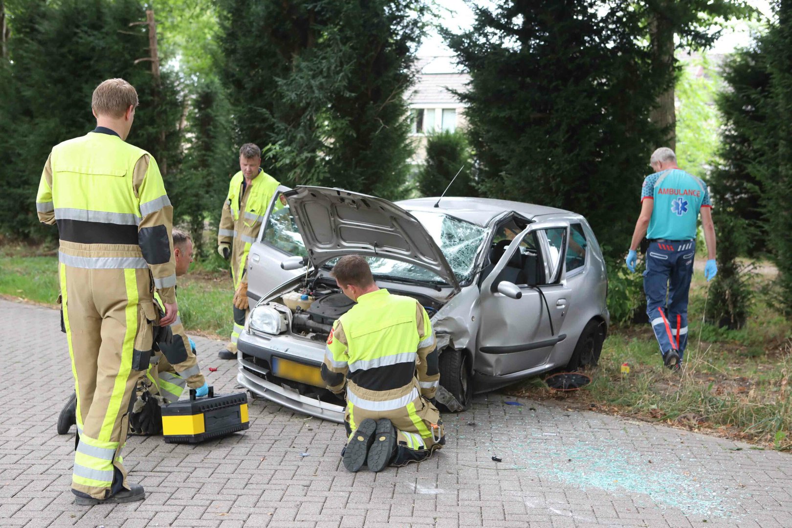 Automobiliste tijdens inhalen tegen boom gereden en slaat over de kop