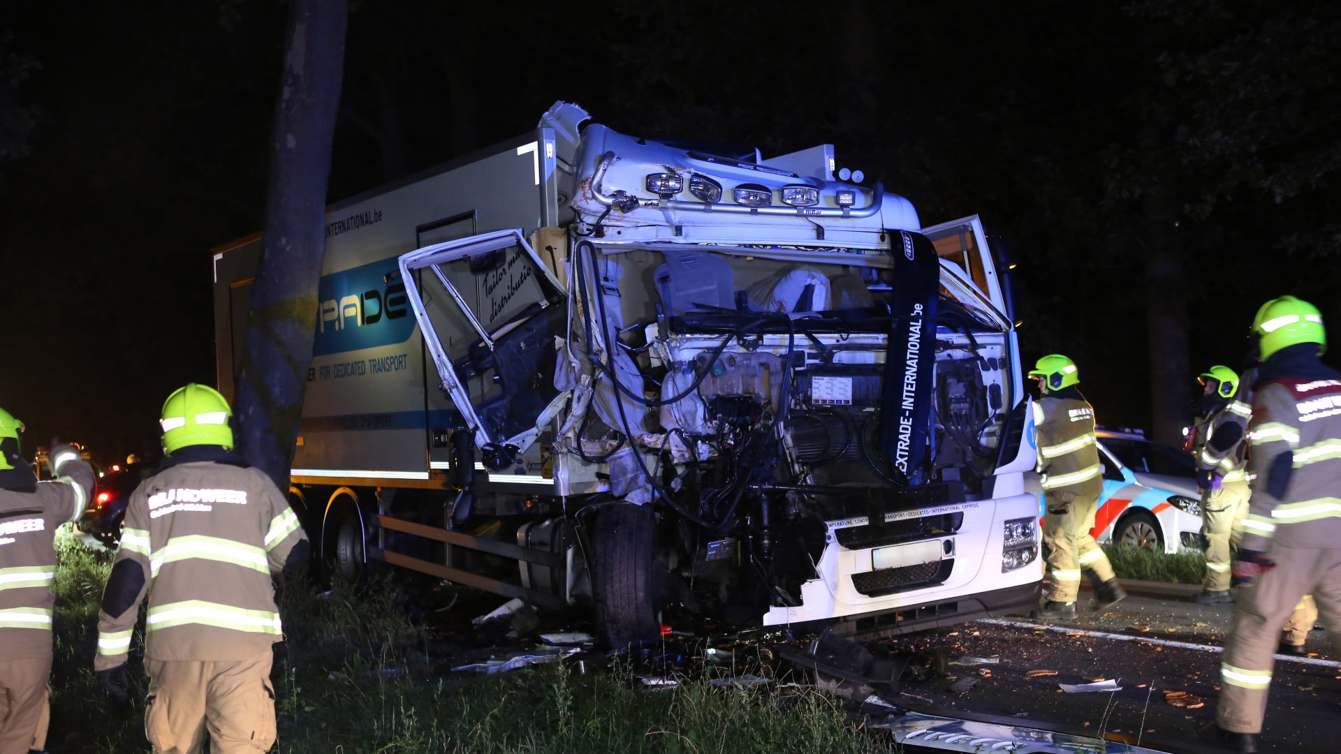 Vrachtwagen knalt frontaal op boom