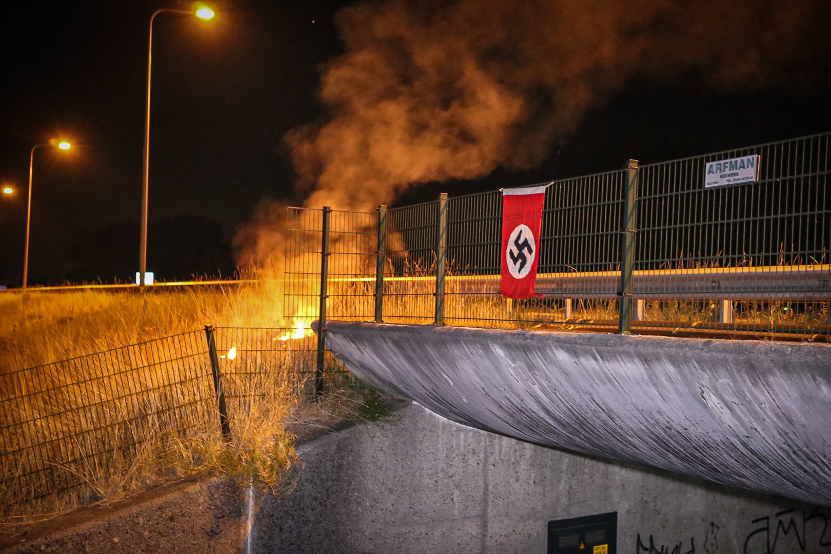 Hakenkruis vlag opgehangen bij brand langs de A1