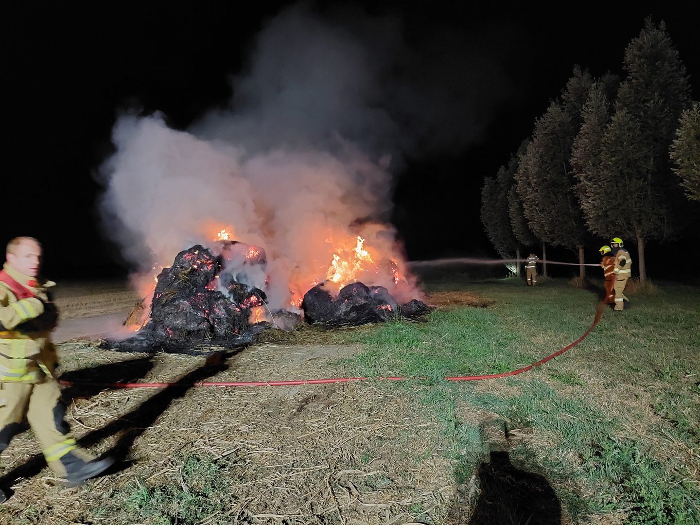 Flinke hoop groenafval in brand in Elst