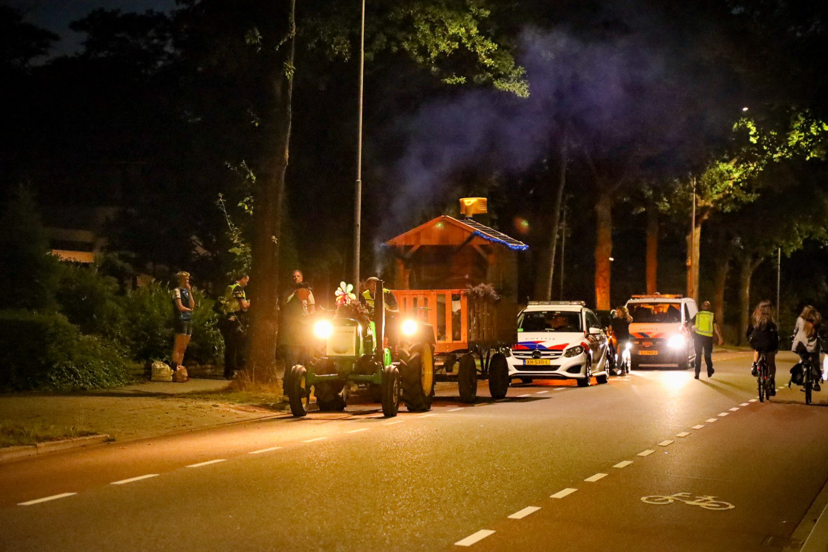 Overreden meisje Heide-optocht loopt verschoven wervel op