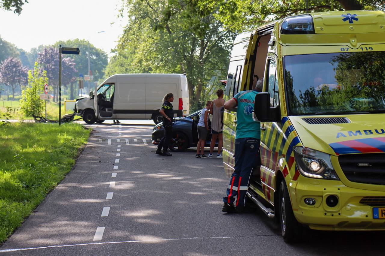 Forse schade na ongeval tussen personenauto en bestelbus