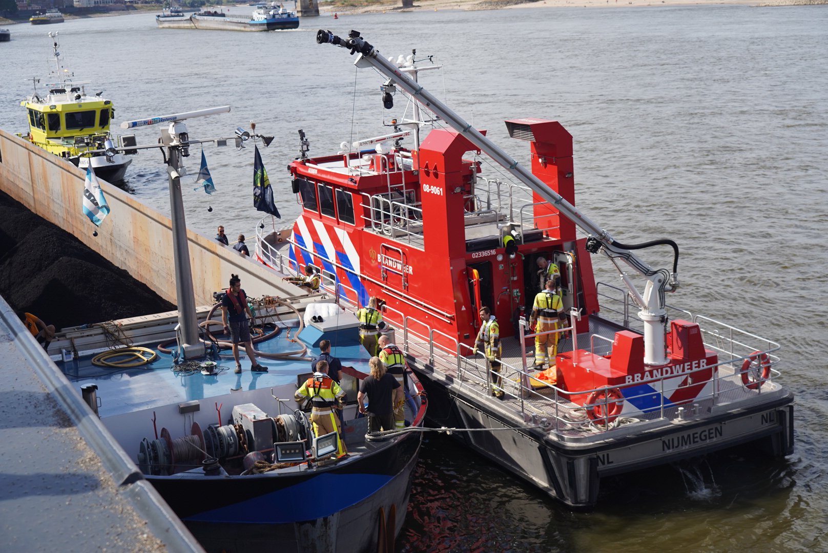 Binnenvaartschip raakt lek door lage waterstand