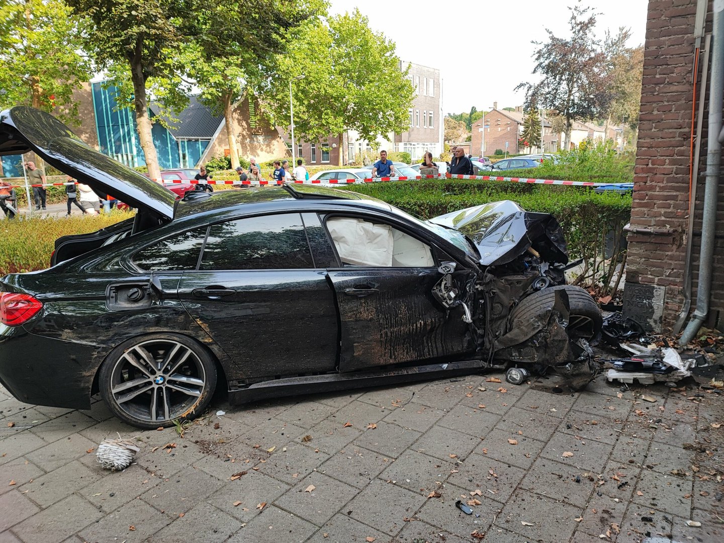 Automobilist ramt gebouw in Nijmegen en raakt gewond