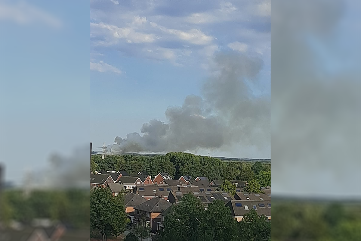 FOTO UPDATE Flinke rookwolken bij grote bosbrand