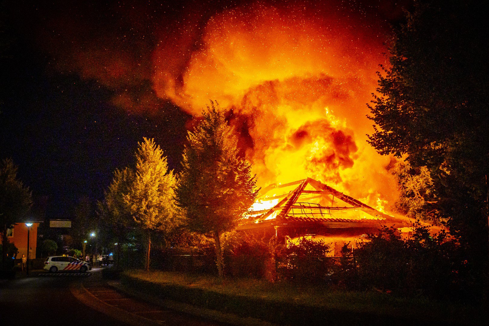 Grote brand verwoest schuur bij woning Huissen