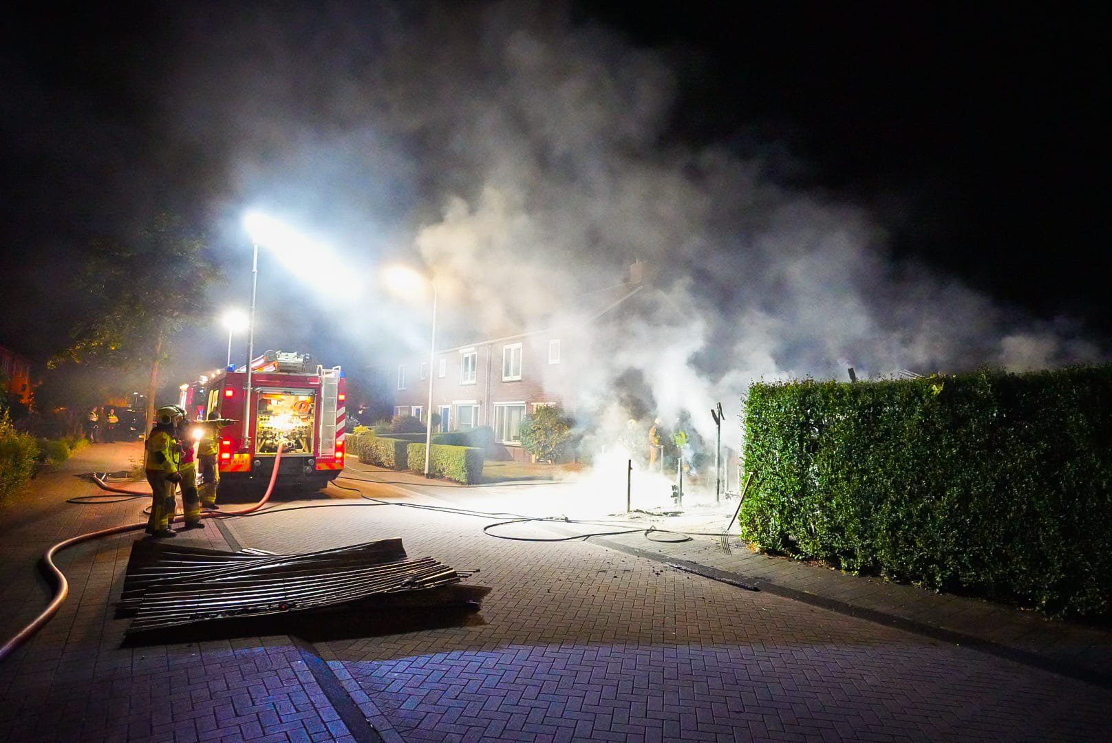 Vouwwagen en overkapping volledig verwoest bij brand