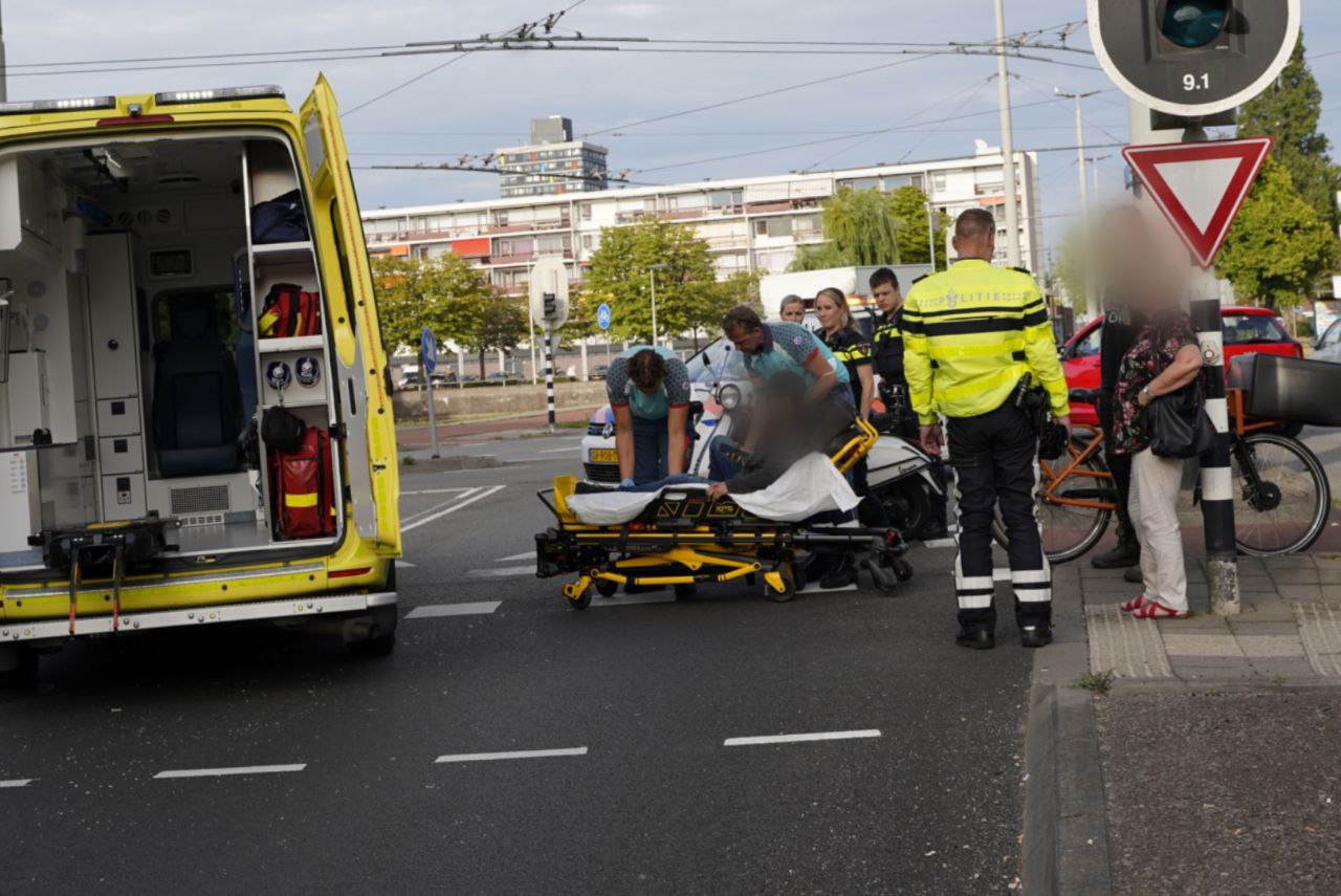 Scooterrijder gewond bij ongeval op kruising in Arnhem