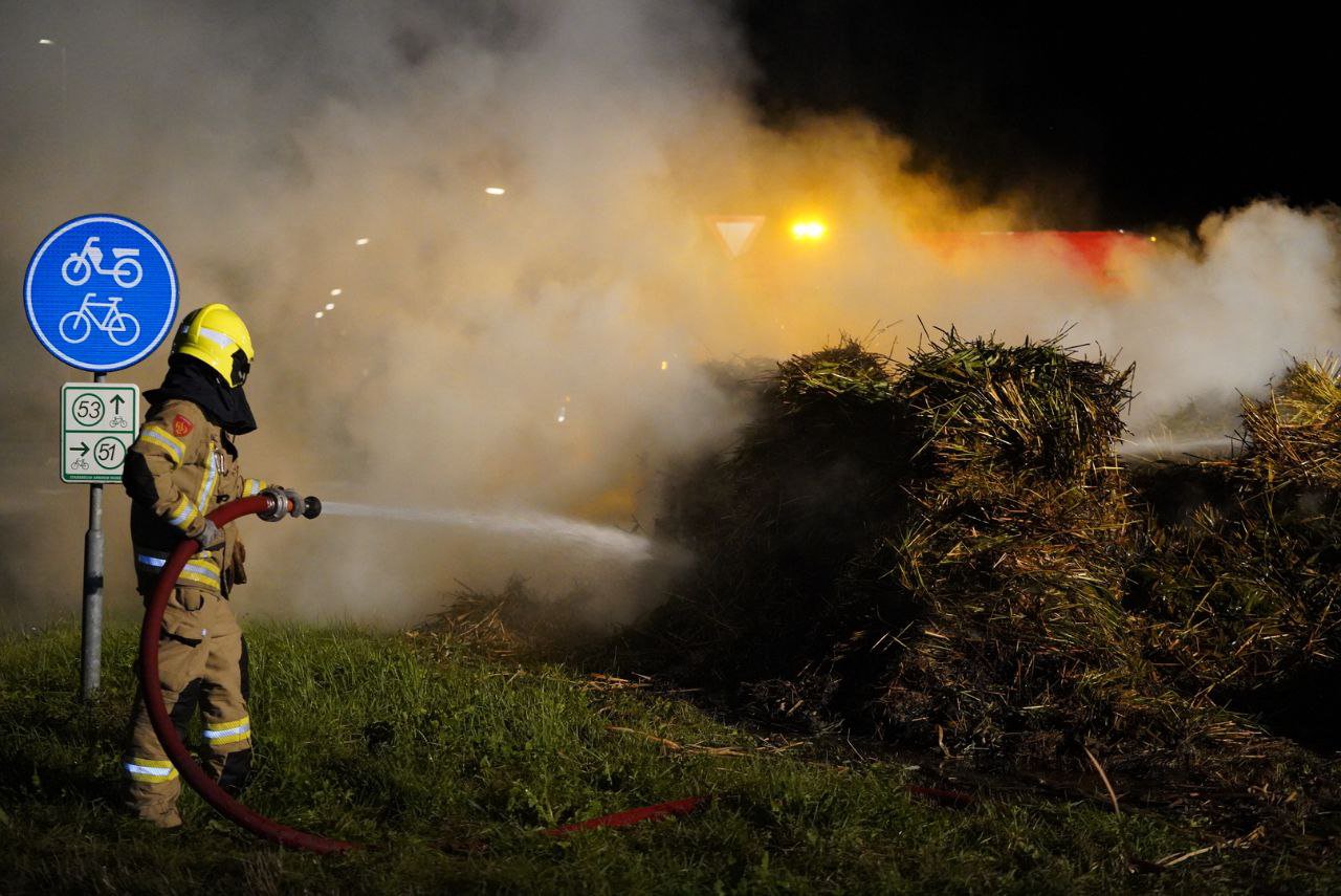 Rietbalen vatten vlam in Zetten