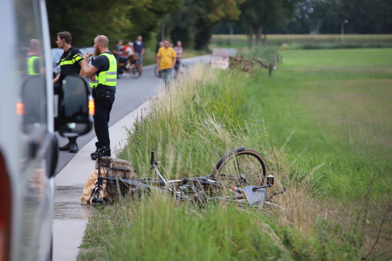 Traumahelikopter landt voor zwaargewonde fietsster