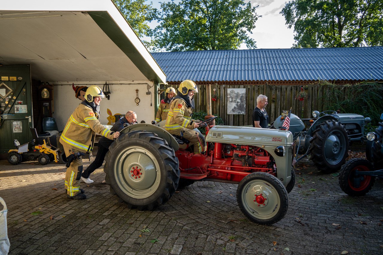 Boom valt op dak van schuur met oldtimers