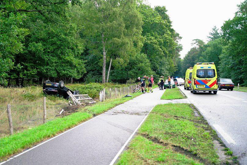 Automobilist verliest macht over het stuur en slaat over de kop