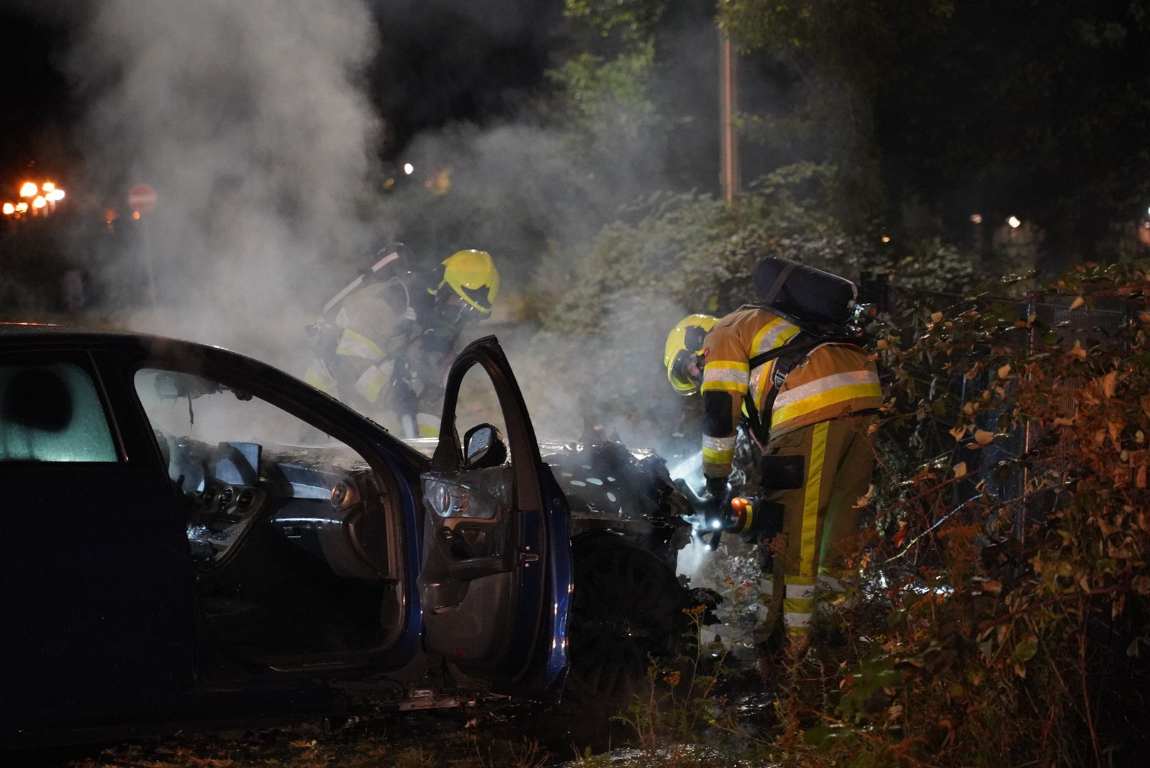 Geparkeerde auto total loss na brand in Nijmegen