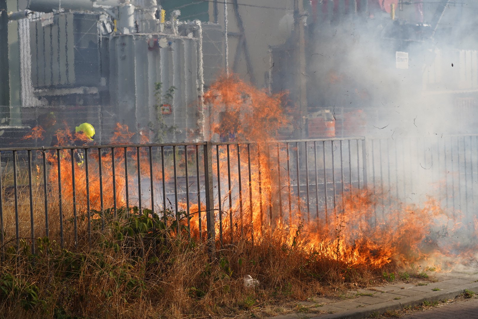 Buurtbewoners helpen met blussen van grote bermbrand in Nijmegen