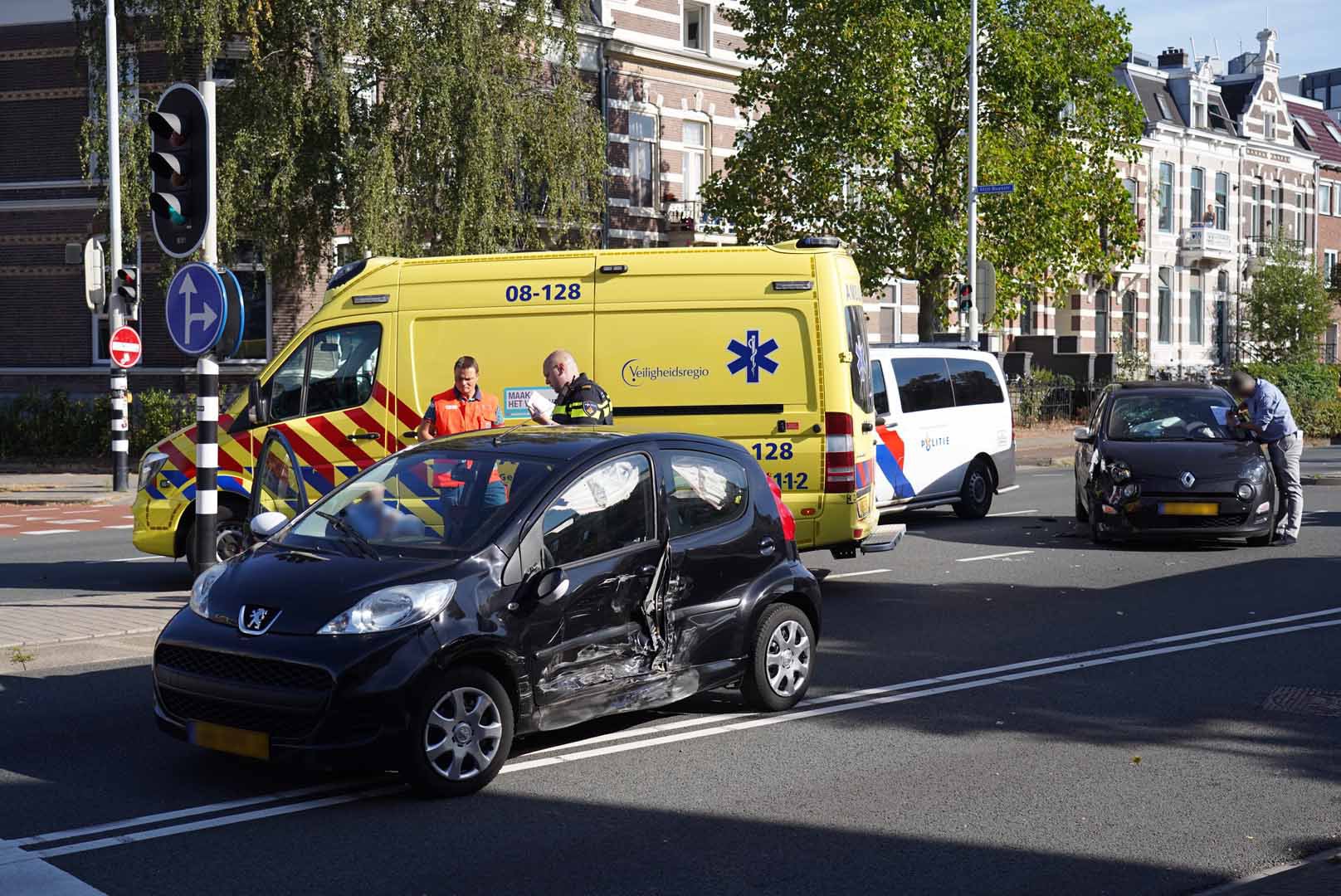 Twee auto’s botsen op elkaar bij kruispunt in Nijmegen