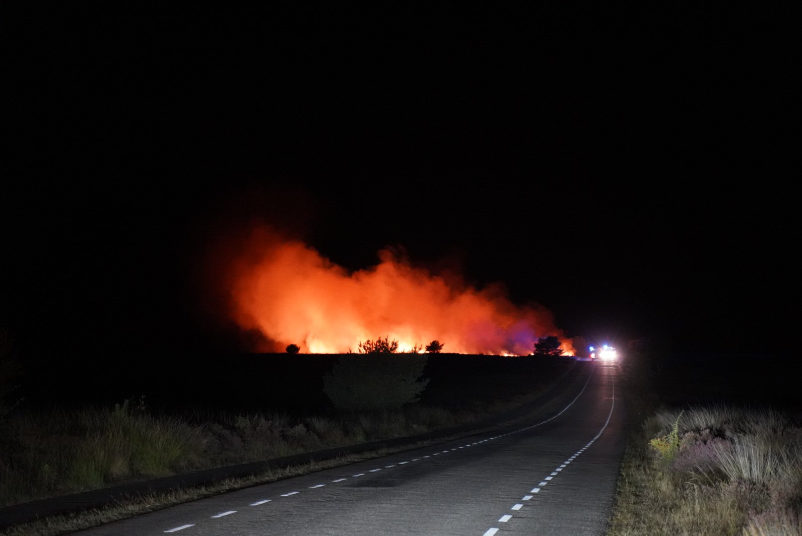 Tientallen meters heide gaat in vlammen op