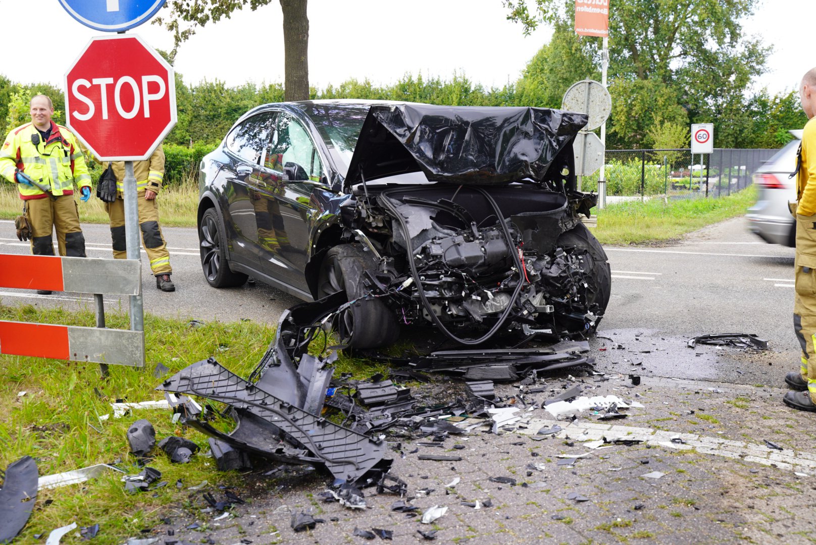 Tesla botst op vrachtwagen in Vaassen