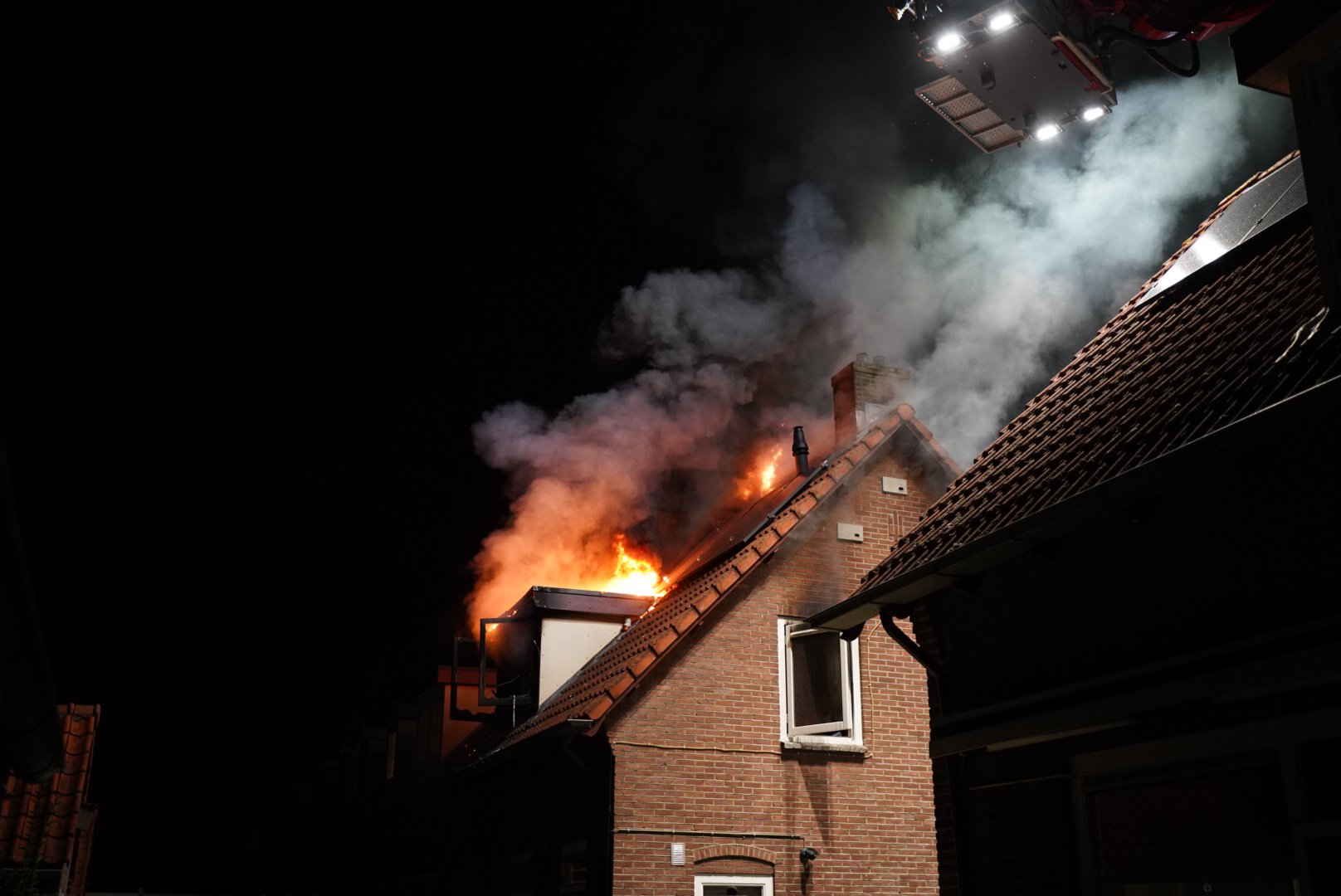 Uitslaande brand in dak van woning