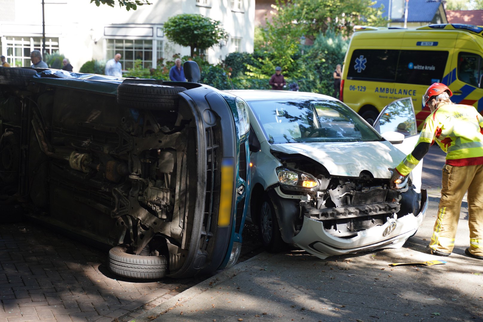 Auto belandt op zijn kant na ongeval, één gewonde