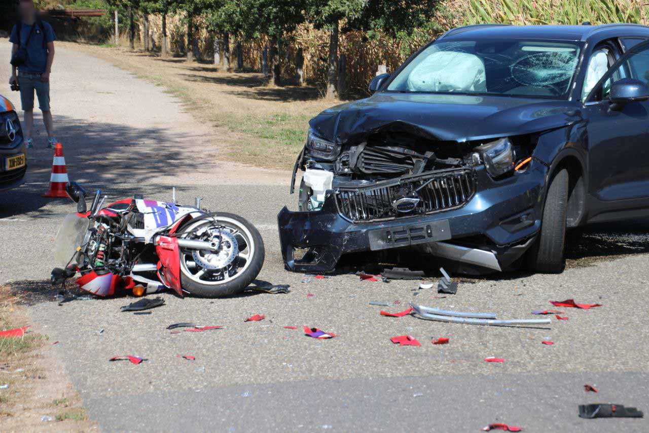 Motorrijder hard in botsing met auto Beemte Broekland