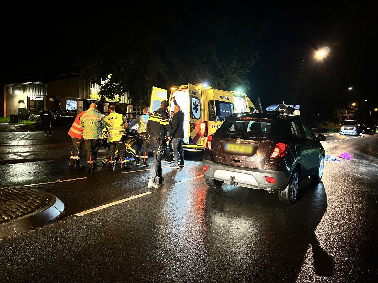 UPDATE: Man wordt tijdens uitlaten hond geschept door auto op zebrapad