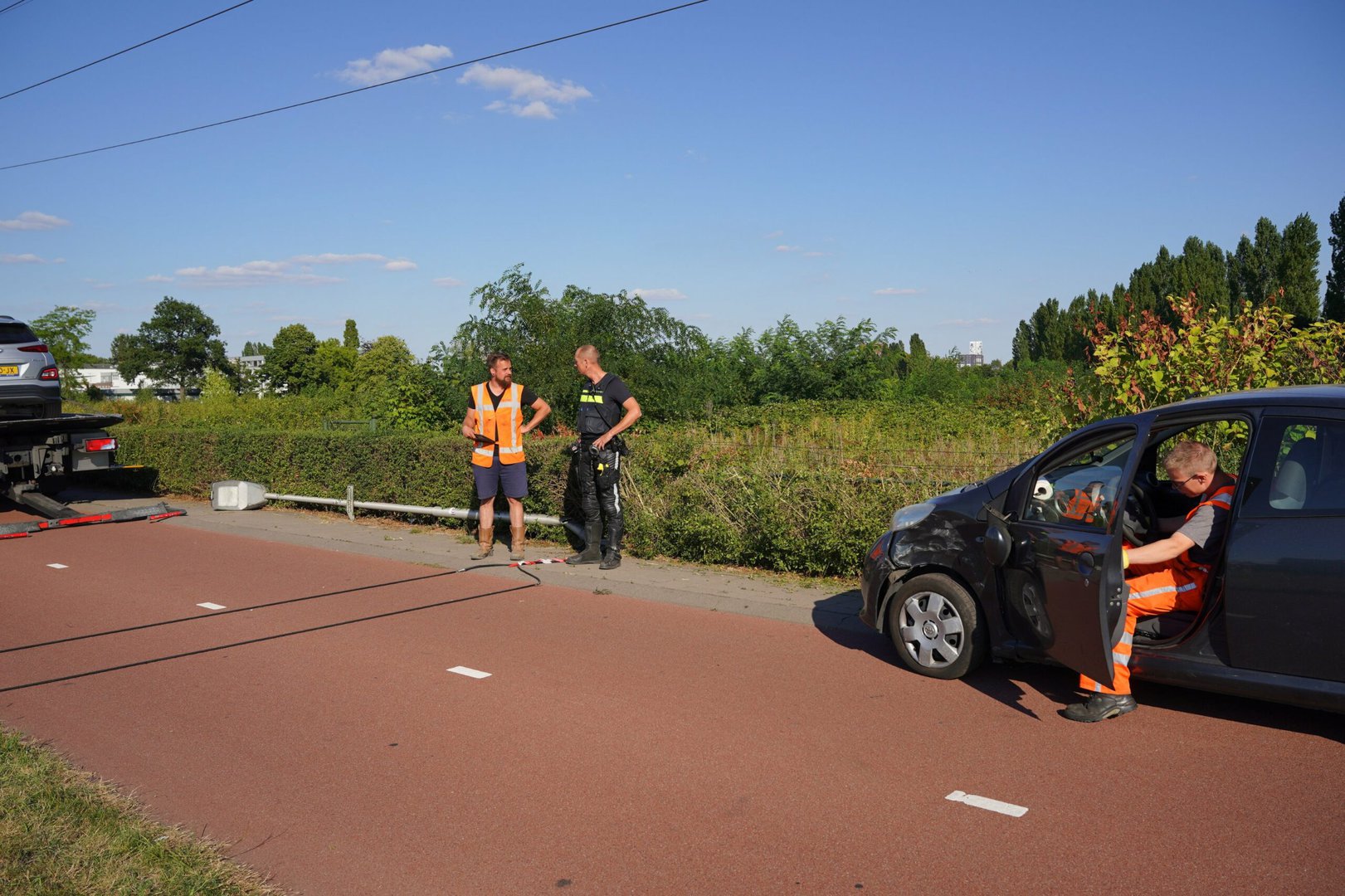 Bestuurster rijdt over fietspad en raakt lantaarnpaal