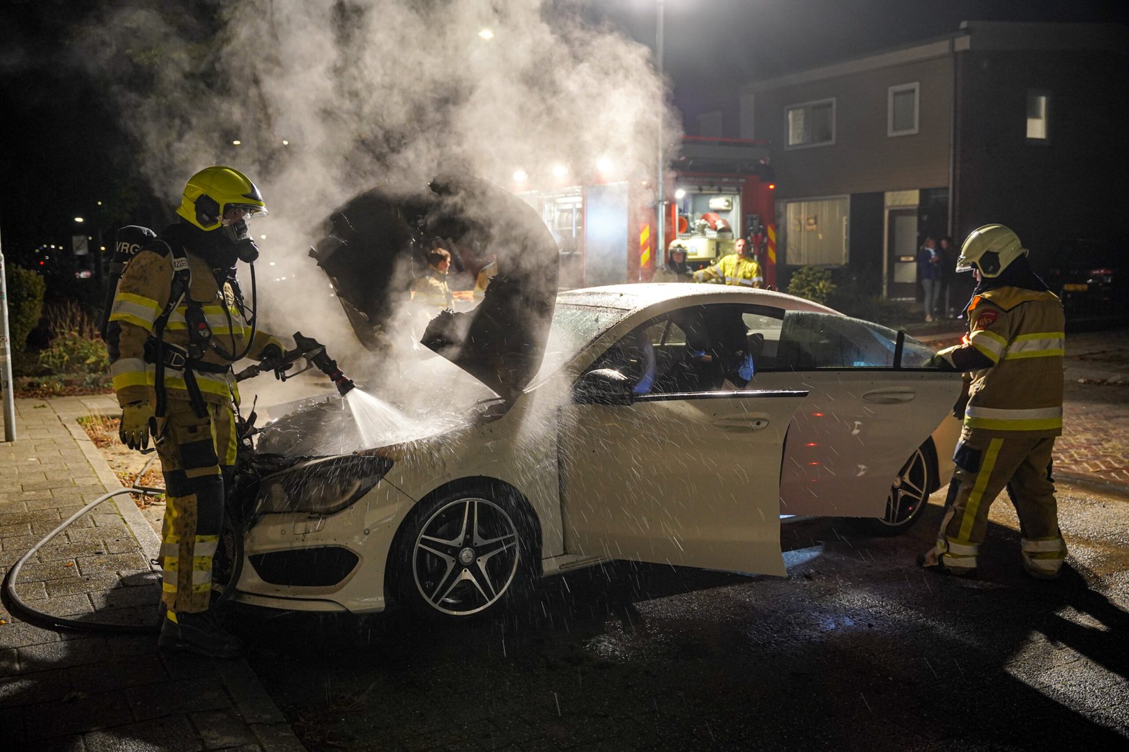 Alerte buurtbewoners ontdekken autobrand