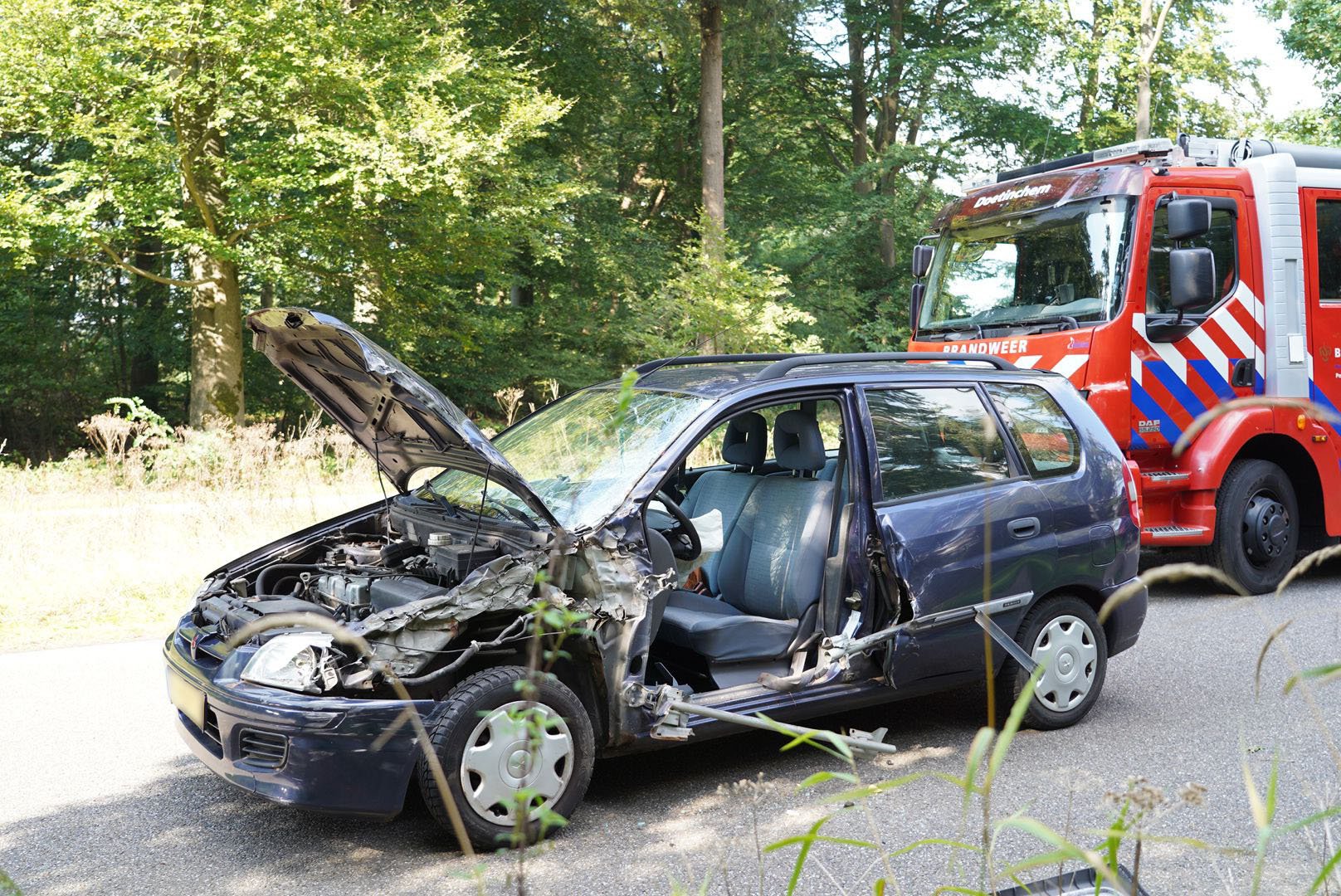 Automobilist komt in botsing met rooimachine Hummelo