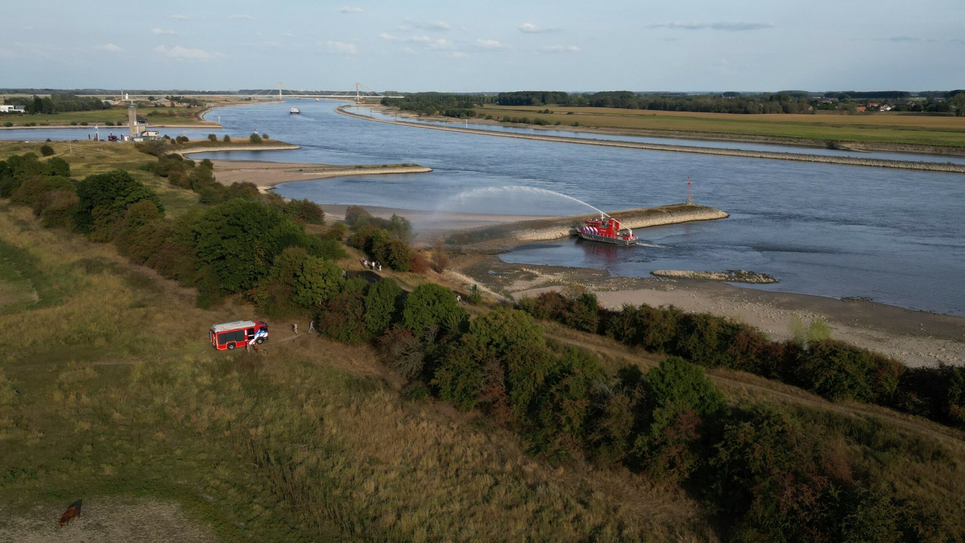 Blusboot van Brandweer helpt mee blussen met forse buitenbrand in Tiel