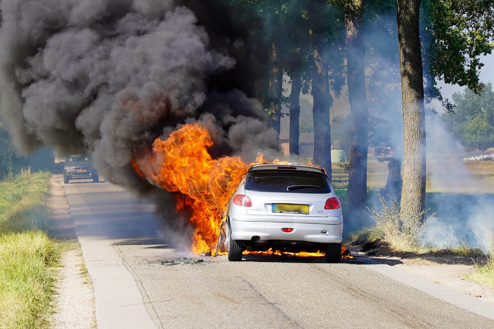 Auto onderweg naar sloop vliegt in brand