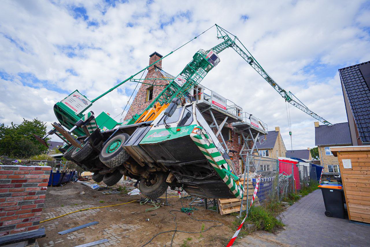 Hijskraan valt op nieuwbouwwoningen