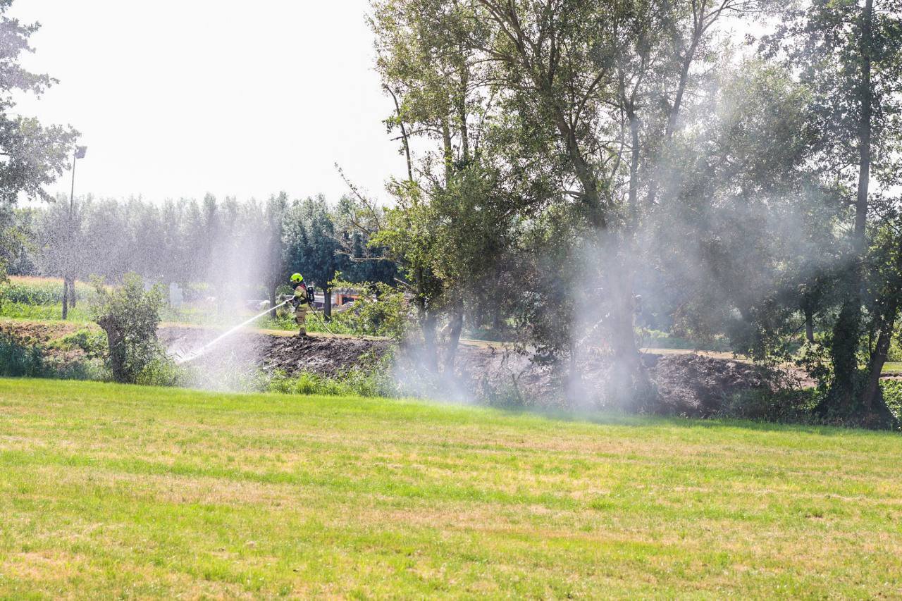 Tuinafval zet berm in de brand in Zwartebroek