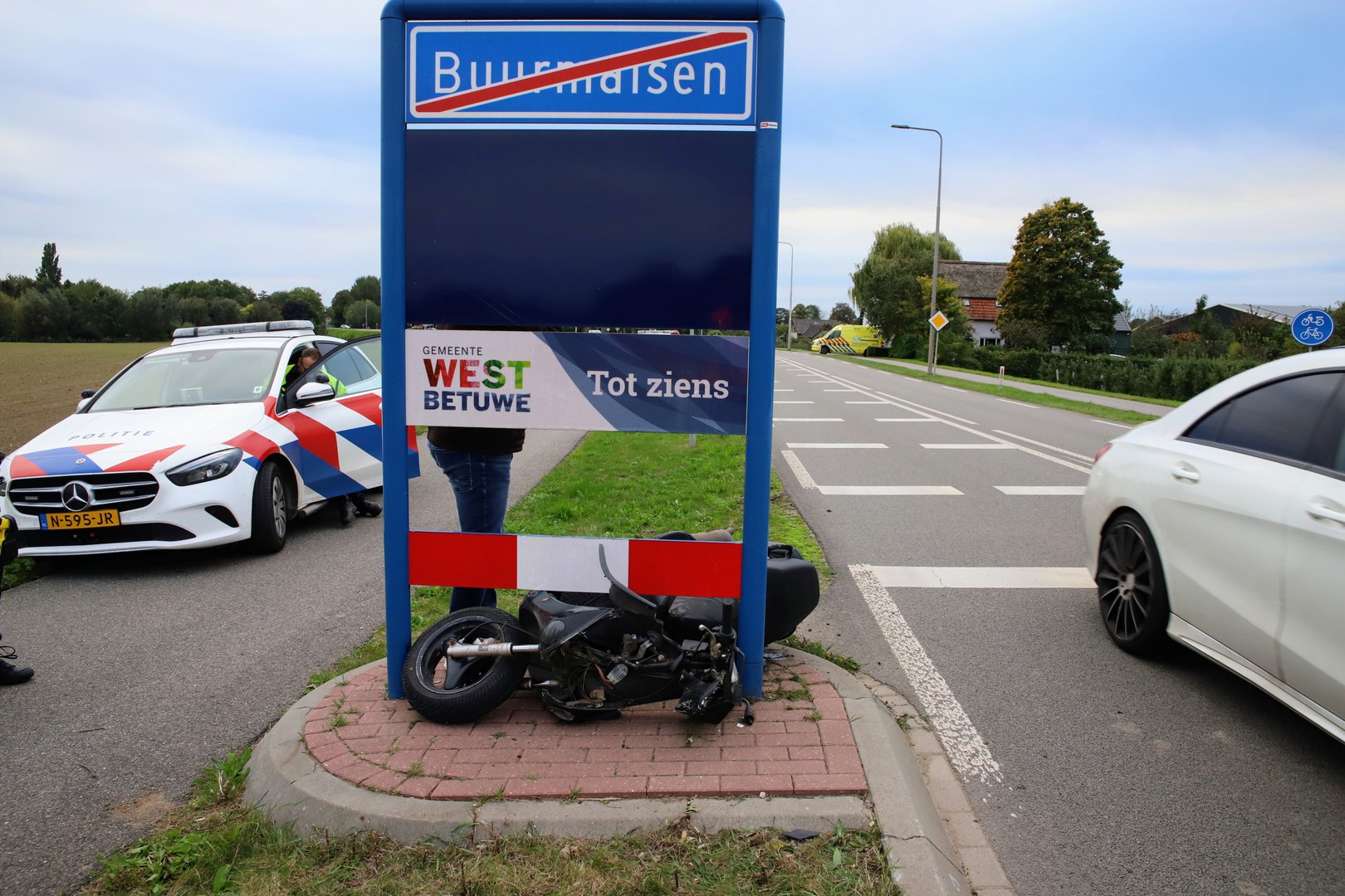 Scooterrijder komt onder verkeersbord in Geldermalsen